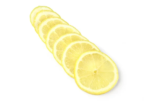 Beyaz arka plan üzerinde satırda limon dilimleri — Stok fotoğraf