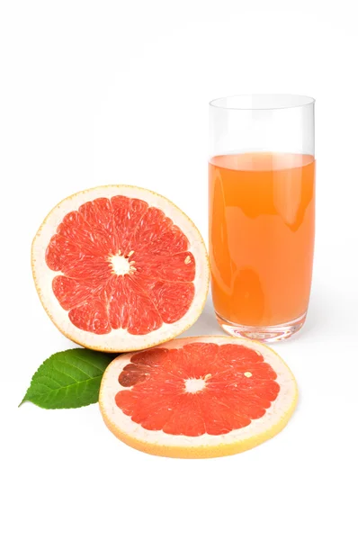 Copo cheio de suco de toranja e frutas isoladas em fundo branco — Fotografia de Stock