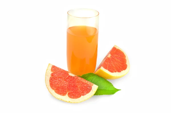 Fullt glas grapefruktjuice och två kilar isolerad på vit bakgrund — Stockfoto
