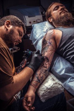 İş yerinizde dövme salonu profesyonel tattooer