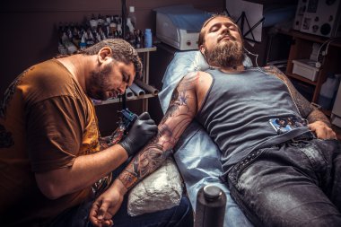 Bir dövme tattoo studio yapma işlemi gösteren tattooer