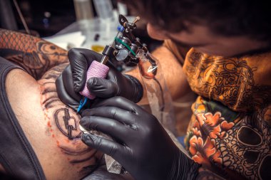 İş yerinizde dövme salonu profesyonel tattooer