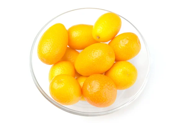 Chutné kumquat v misce na bílém — Stock fotografie