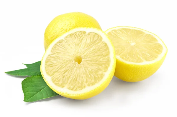 Limone giallo e metà isolato su fondo bianco con foglia verde — Foto Stock