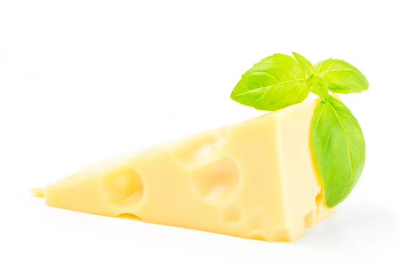 Käse und Basilikumblätter isoliert auf weißem Hintergrund Ausschnitt — Stockfoto