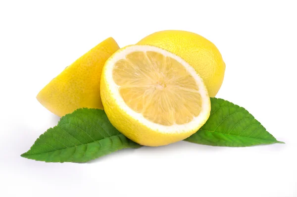 Fruta de limão e duas metades com folha verde no fundo — Fotografia de Stock