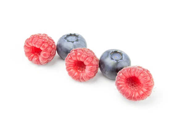 산딸기와 블루베리 흰색 절연 행 — 스톡 사진