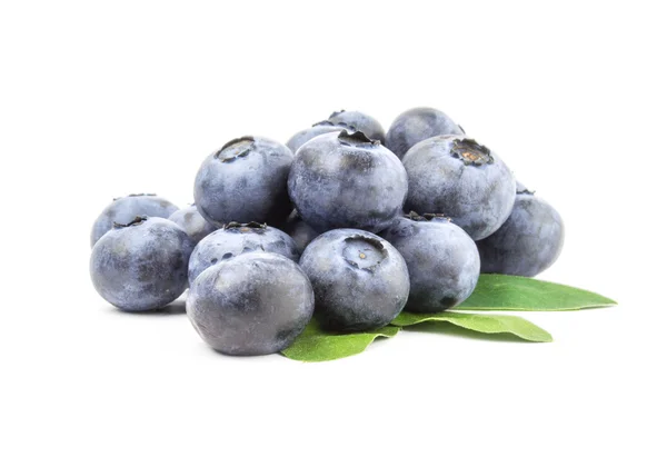 Blueberry segar terisolasi di atas putih — Stok Foto