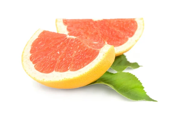 Twee sneetjes grapefruit geïsoleerd op een witte achtergrond knipsel — Stockfoto