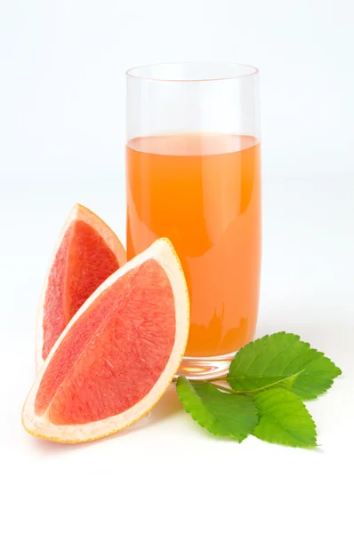 Грейпфрутовый сок с ломтиками спелых изолированных на белом фоне вырезки — стоковое фото