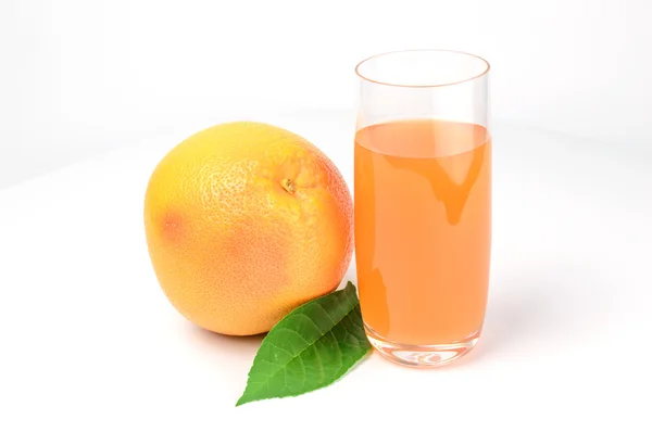 Склянка рожевого грейпфрутового соку ізольовано на білому тлі вирізання — стокове фото
