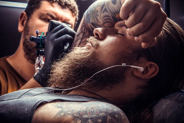 Професійний тату на роботі в татуювальному салоні — стокове фото