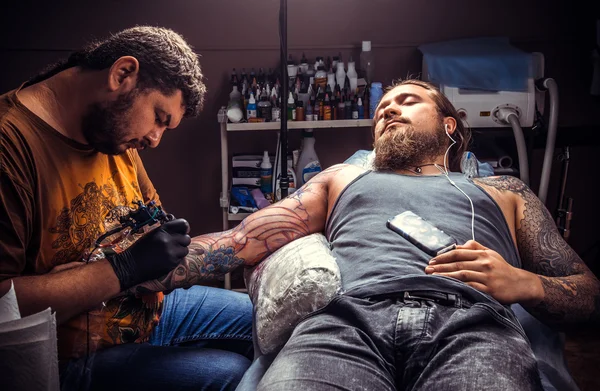 Especialista en tatuajes crear tatuaje en salón de tatuajes —  Fotos de Stock