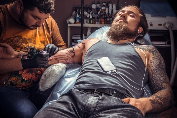 Professionella tattooer arbetar tatuera i tattoo studio — Stockfoto