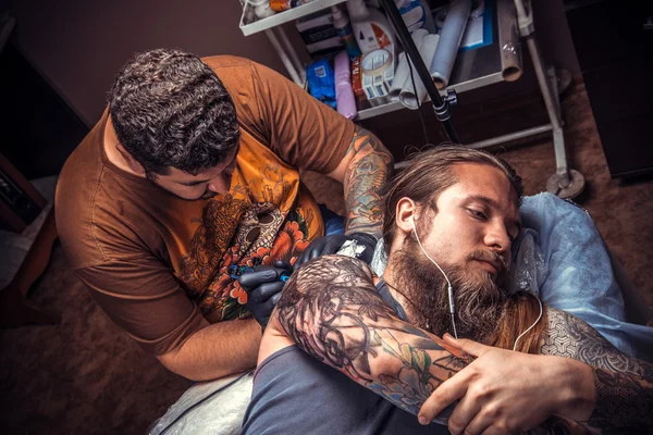 Artista de tatuagem profissional faz tatuagem legal em estúdio — Fotografia de Stock