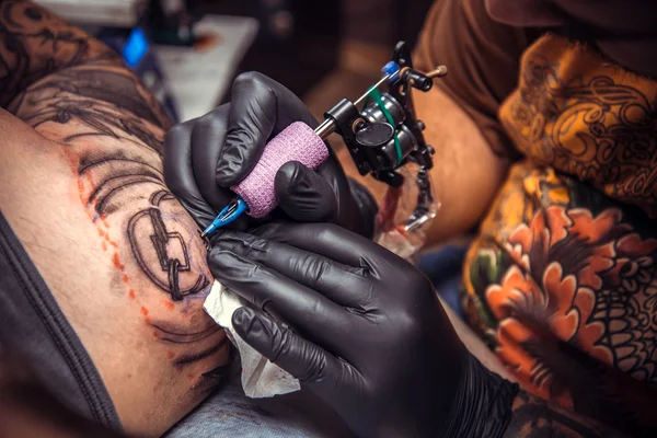 Artista de tatuagem profissional fazendo tatuagem no estúdio de tatuagem — Fotografia de Stock