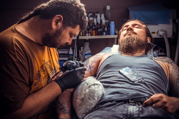 Tatuointi poseeraa tatuointi studio — kuvapankkivalokuva