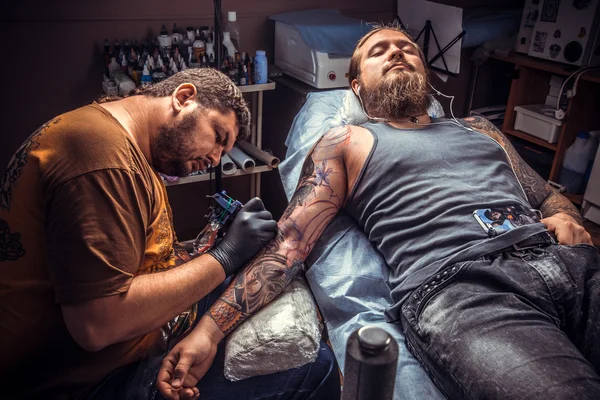 Tattooer mutatja a folyamat, hogy a tetoválás tattoo Studio — Stock Fotó