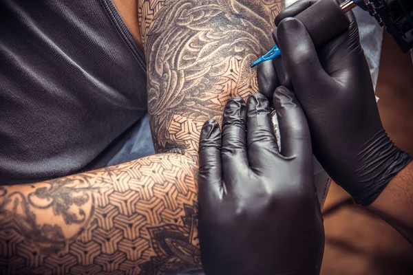 Tattooer makes cool tattoo in tattoo studio — Stock Photo, Image