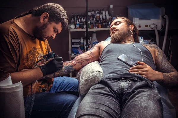 Professionell tatuerare gör tatuering bilder i tatuerare — Stockfoto
