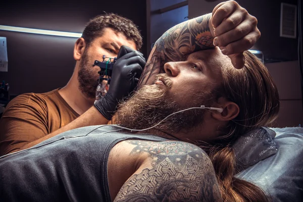 Professional tattooer create tattoo in studio — Stock Photo, Image