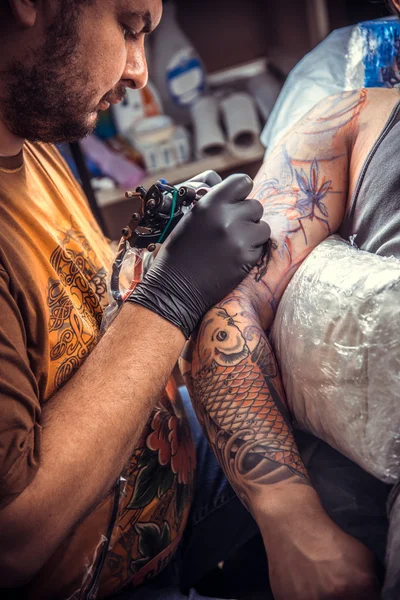 Tattooer studio içinde çalışır — Stok fotoğraf