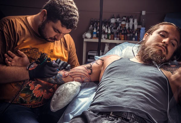 Professzionális tetováló művész csinál tattoo tetováló szalon — Stock Fotó