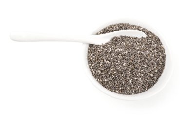 Beyaz arka plan kırpma yolu üzerinde sağlıklı chia tohum