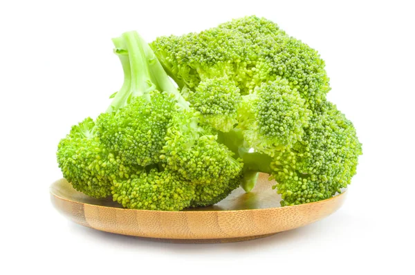 Cabeza fresca de brócoli aislada sobre un recorte de fondo blanco — Foto de Stock