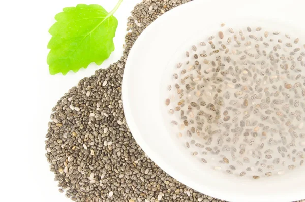 Beyaz bir arka plan üzerinde izole chia tohum