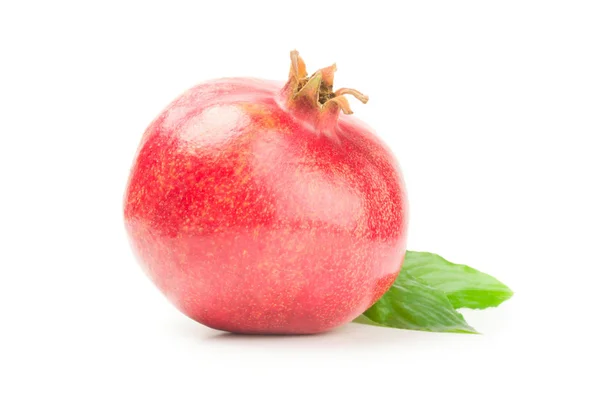 Garnet meyve bir beyaz arka plan kesme izole — Stok fotoğraf