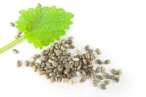 Nutriciosas semillas de chía en un camino de recorte de fondo blanco — Foto de Stock