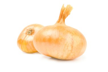 Beyaz bir arka plan üzerinde taze soğan ampuller