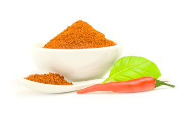 İnce zemin üzerinde beyaz arka plan kesme izole kırmızı biber