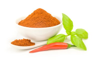 Bir beyaz arka plan kesme izole kırmızı biber baharat