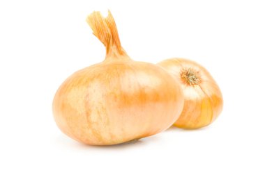 Beyaz bir arka plan üzerinde olgunlaşmış soğan