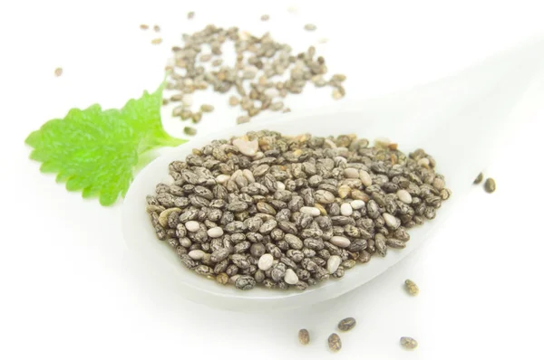 Sementes de chia de superalimento em um caminho de recorte de fundo branco — Fotografia de Stock