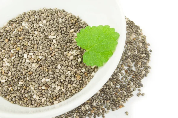 Sementes de chia nutritivas isoladas em um recorte de fundo branco — Fotografia de Stock