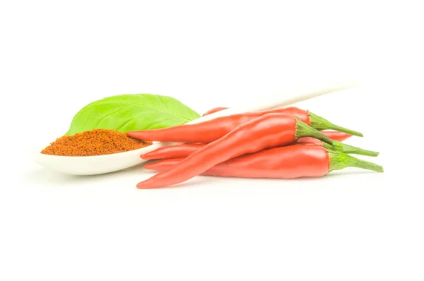 Pimientos rojos aislados sobre un recorte de fondo blanco —  Fotos de Stock