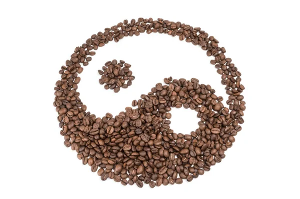 Fechar os grãos de café isolados em um recorte de fundo branco — Fotografia de Stock