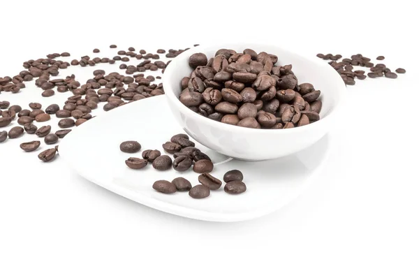 Primer plano de granos de café aislados sobre un recorte de fondo blanco — Foto de Stock