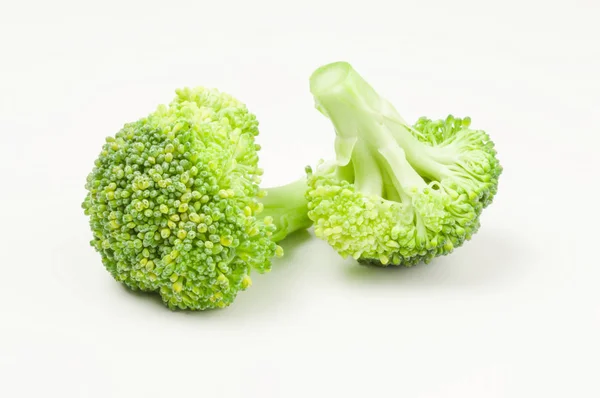 Broccoli freschi verdi isolati su fondo bianco — Foto Stock