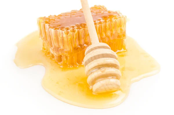Abelha mel isolado em um recorte de fundo branco — Fotografia de Stock