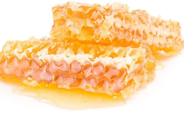 Süßer Honig isoliert auf weißem Hintergrund — Stockfoto