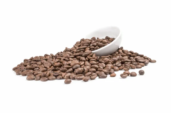 白い背景の上のコーヒー豆。クリッピング パス — ストック写真