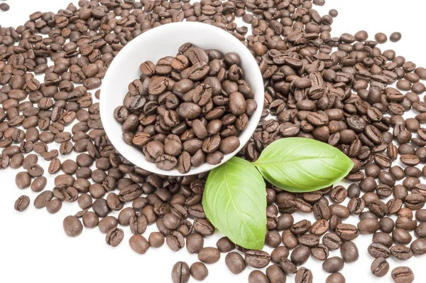 Close-up van koffiebonen geïsoleerd op een witte achtergrond knipsel — Stockfoto