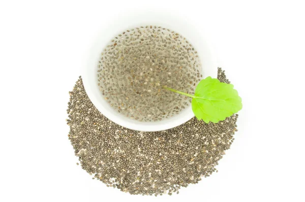 Voedzame chia zaden op een witte achtergrond uitknippad — Stockfoto