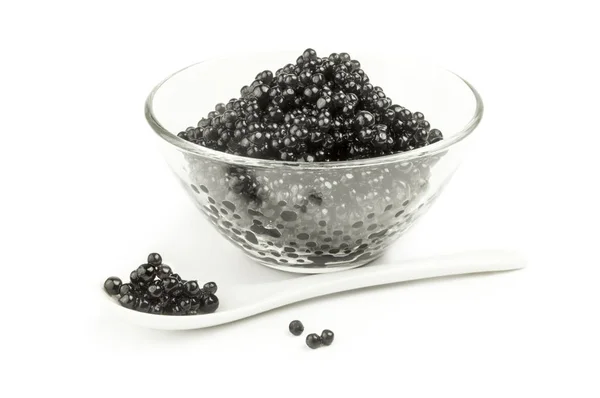 Caviar preto em um fundo branco caminho de recorte — Fotografia de Stock