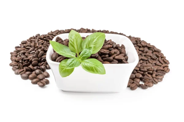 Roast koffie op een witte achtergrond. Uitknippad — Stockfoto