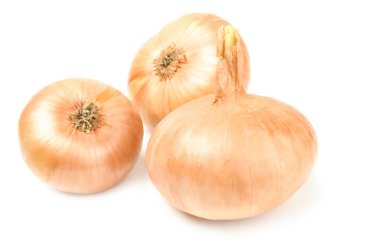 Olgun soğan izole kırpma yolu ile beyaz bir arka plan üzerinde